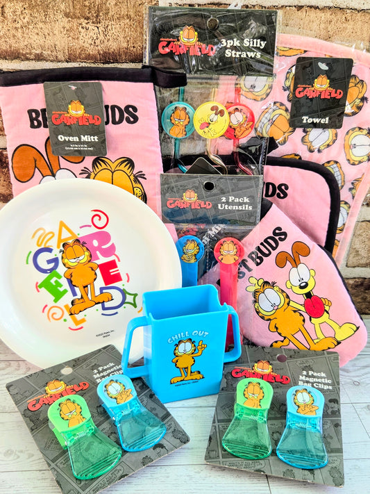 Garfield mealtime gift set accessories: plate, clips, silicone straws, towel and mitts