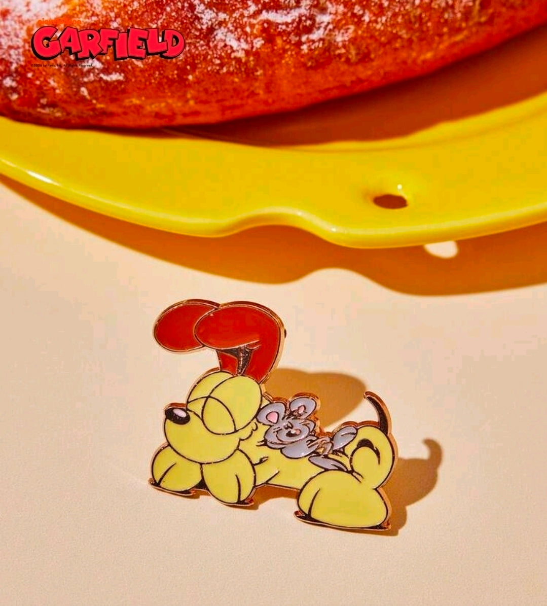 Enamel character pin with Garfield and a small mouse, gold-outlined design