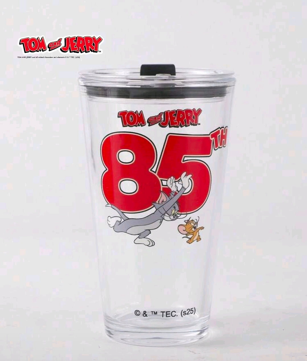 Clear glass tumbler with black lid, Tom & Jerry 85 front design