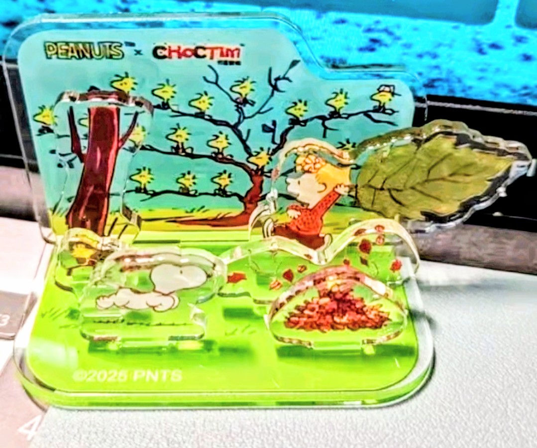 Acrylic desktop ornament puzzle scene with Snoopy, red doghouse and autumn leaves