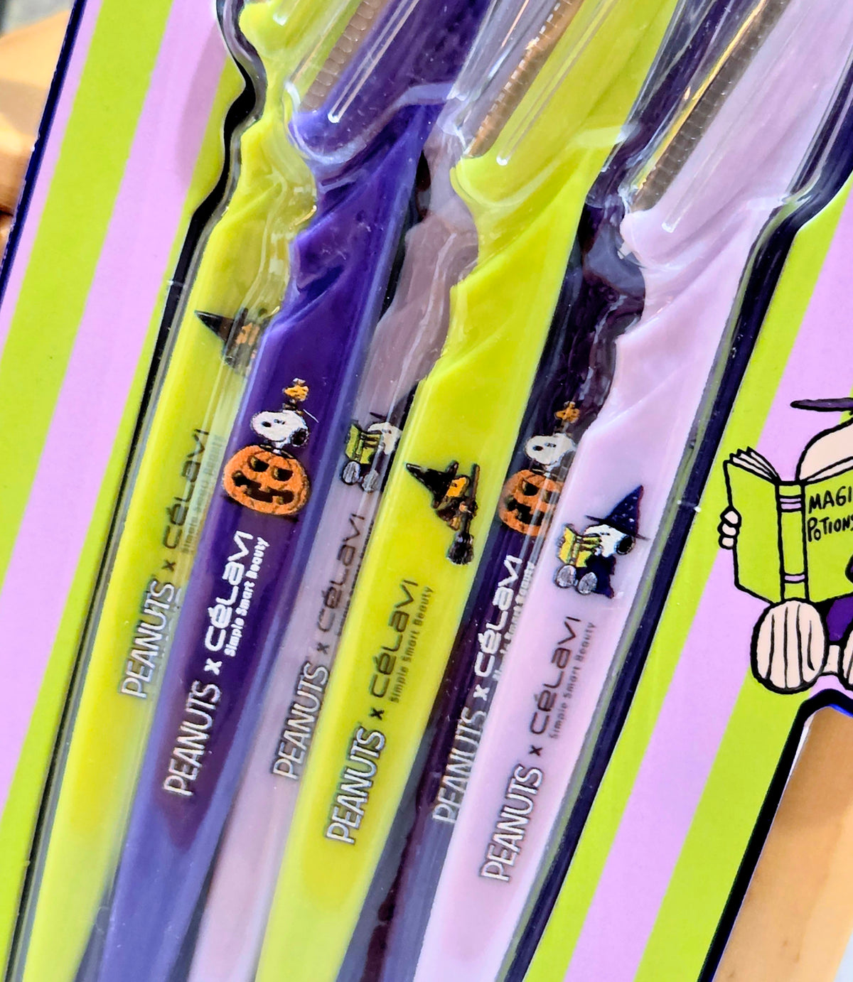 Close-up of 6 Derma Razors in blister tray with Snoopy pumpkin graphics