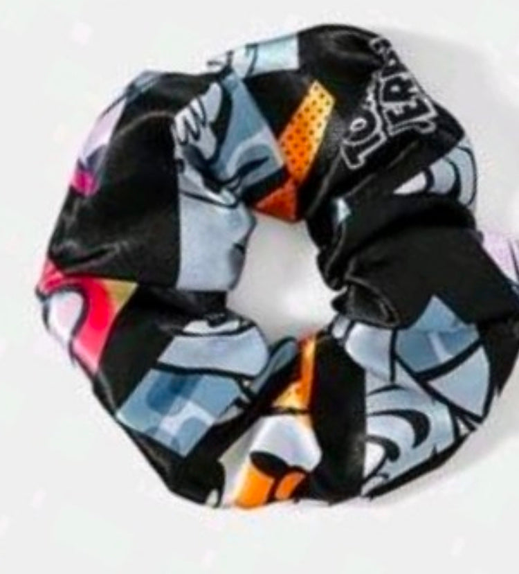 Satin scrunchie with Tom & Jerry print, black fabric and gathered elastic