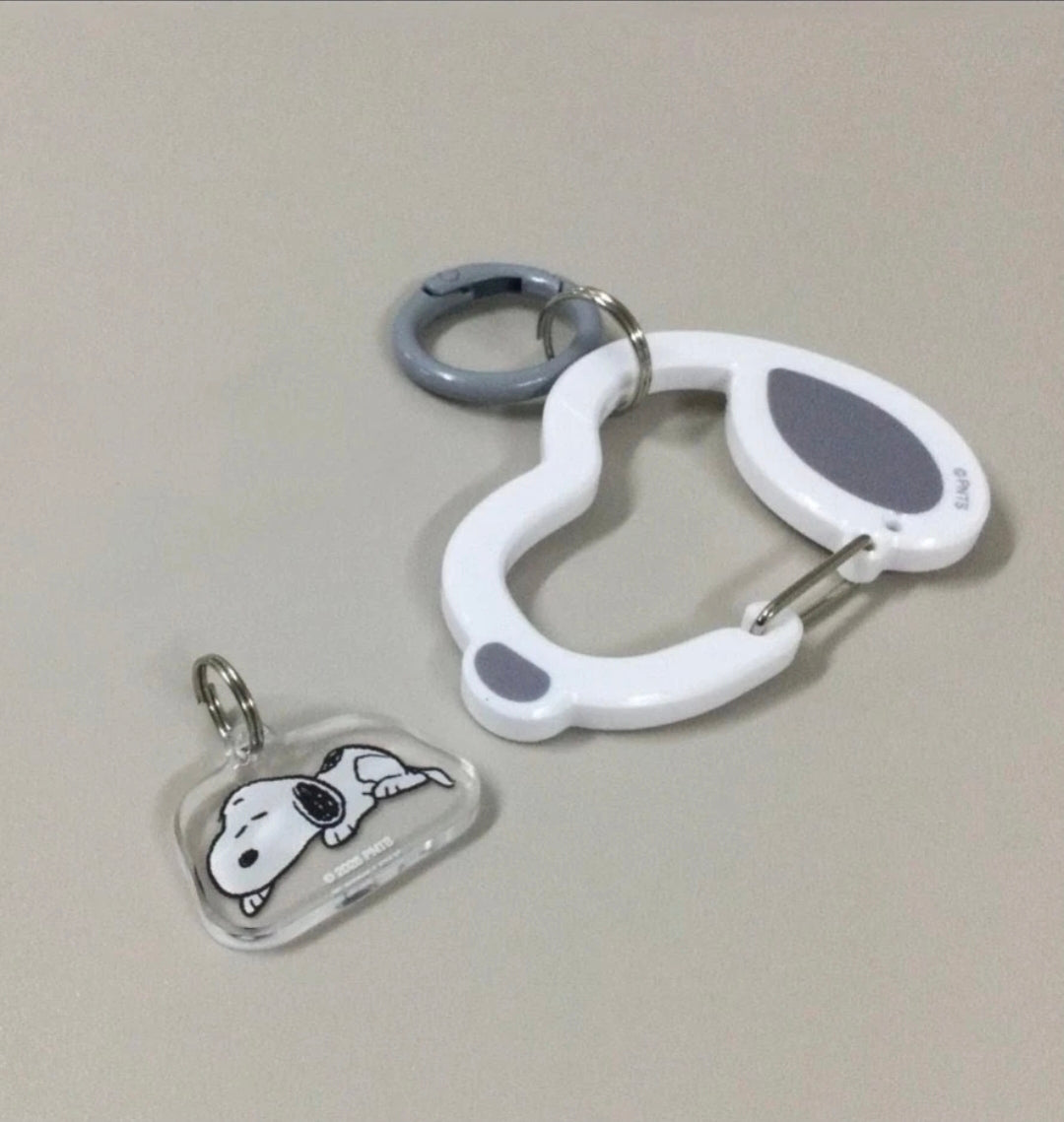 White and blue carabiner keychain with Snoopy charm and silver rings