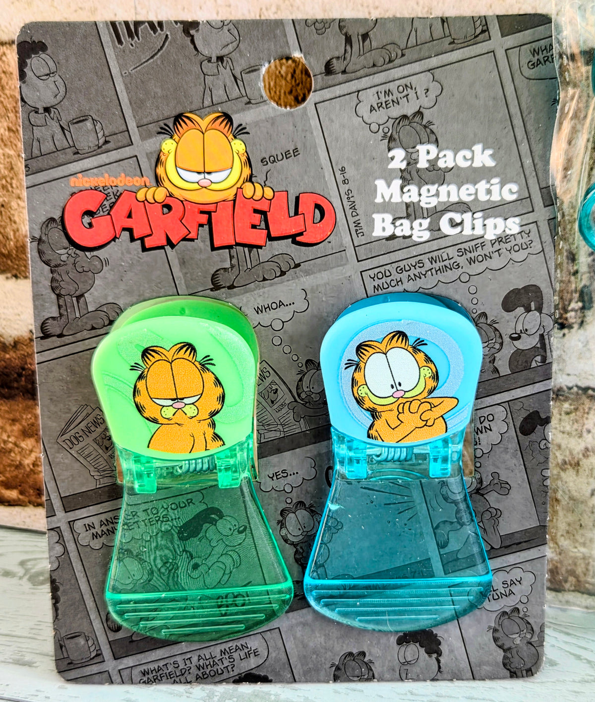 2-pack magnetic bag clips in blister pack with green and blue clips