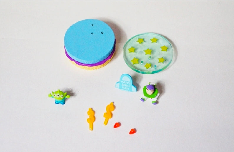 Mini cake figure parts: round blue top, star insert, Buzz and alien pieces