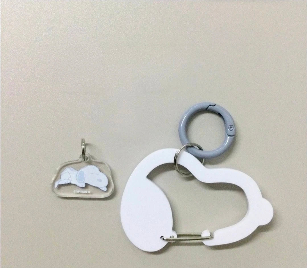 Carabiner keychain set with Snoopy charm and white heart-shaped carabiner