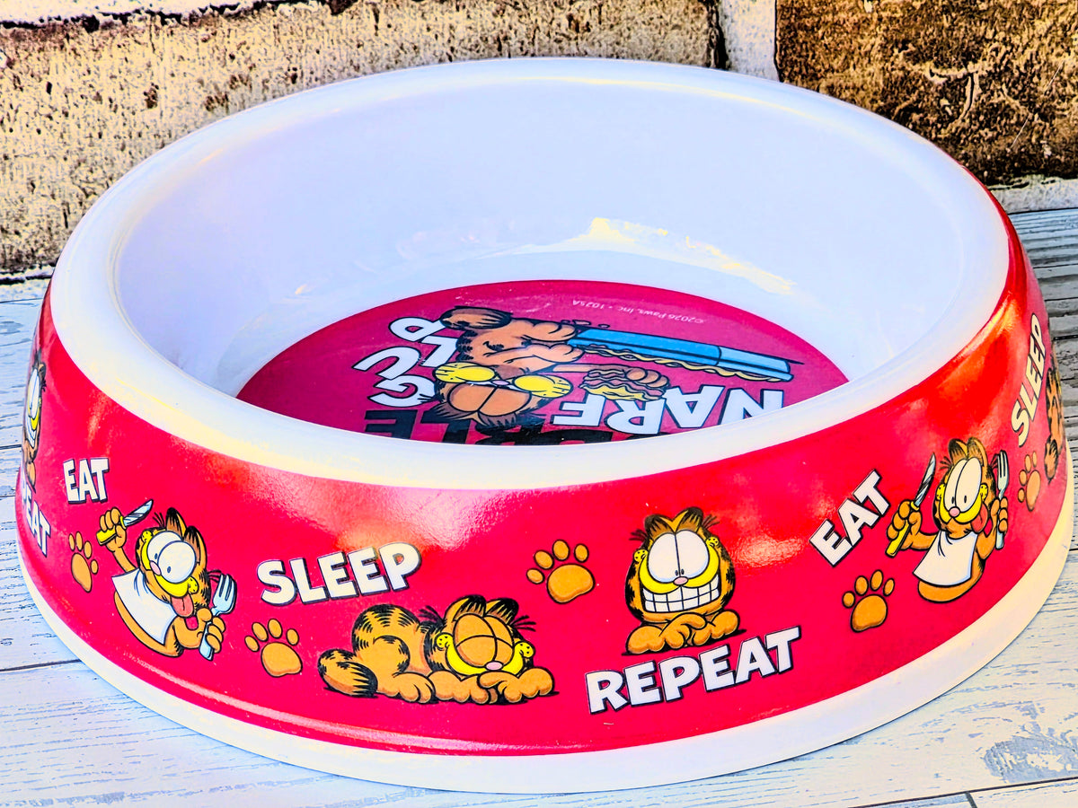 Garfield pet bowl with red rim and white interior, anti-lint graphic design