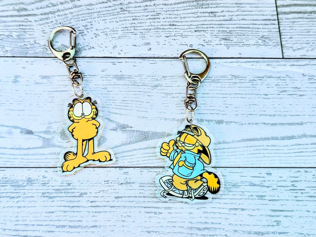 Garfield 2pc Acrylic Keychain Set Cool Kid Backwards Cap & Classic OG