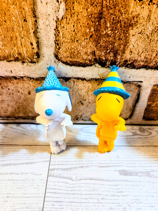 Snoopy and Woodstock mini figures wearing blue and yellow party hats