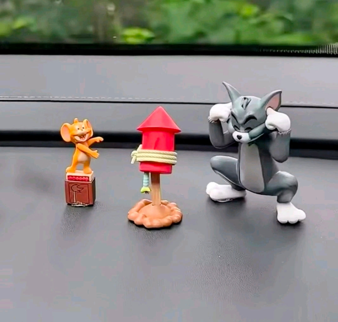 Rocket scene action figure set on display: mouse, red rocket base, and gray cat
