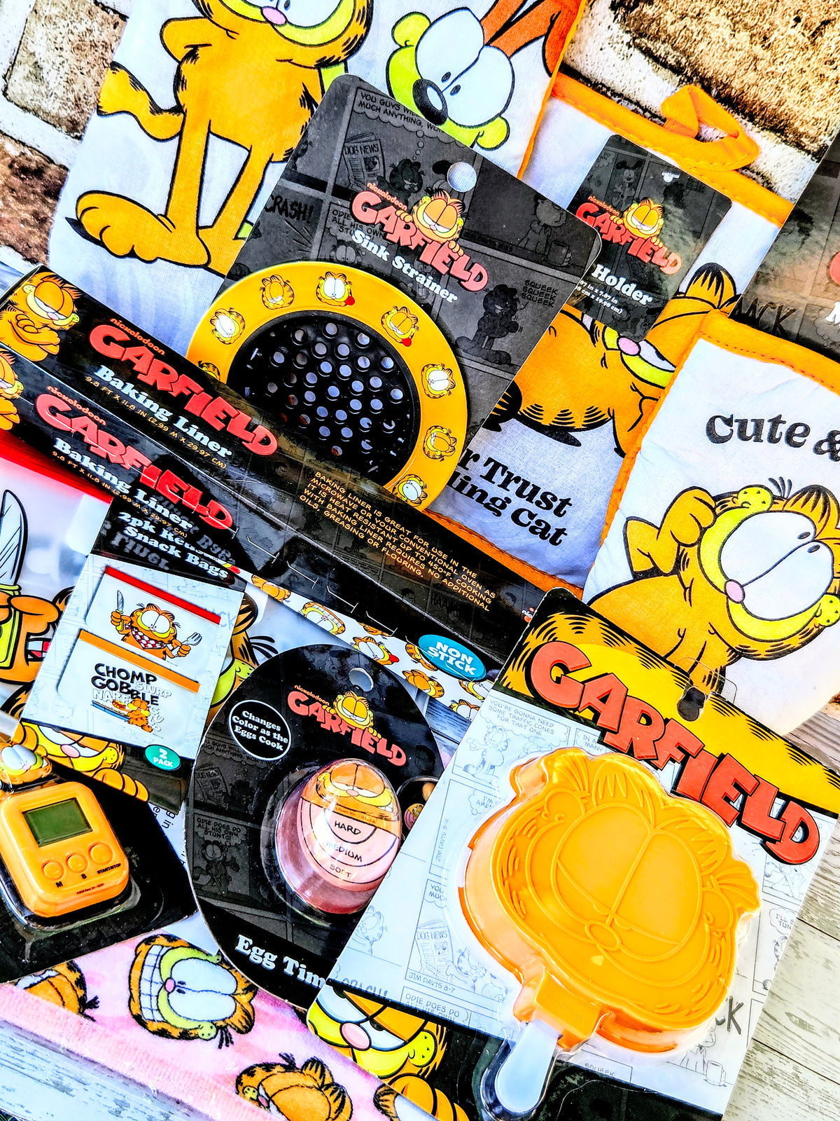 10-piece kitchen gift set with Garfield oven mitts, snack bags, timer, and ice pop maker