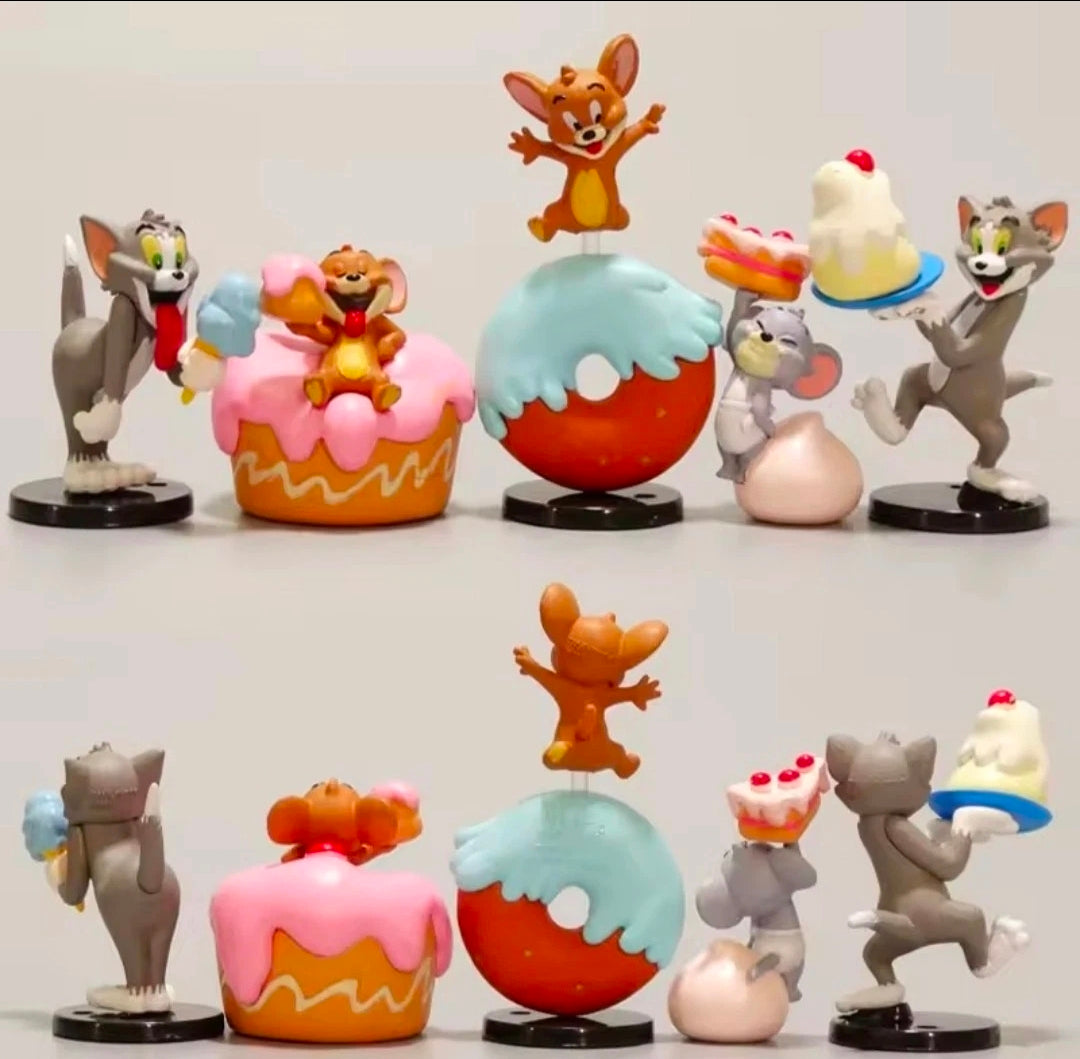 Tom and Jerry mini figure set with food accessories on round bases, grouped