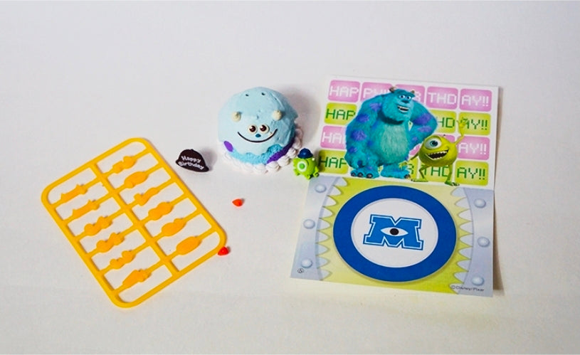 Mini birthday tart figure set with small cake, tray mold, and badge card with M logo