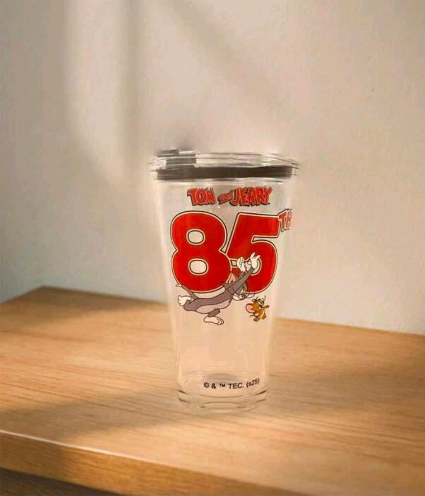 Clear glass tumbler with black lid, Tom & Jerry 85 front design