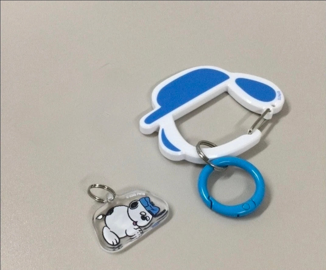 Blue-and-white carabiner keychain with Snoopy charm and round blue ring