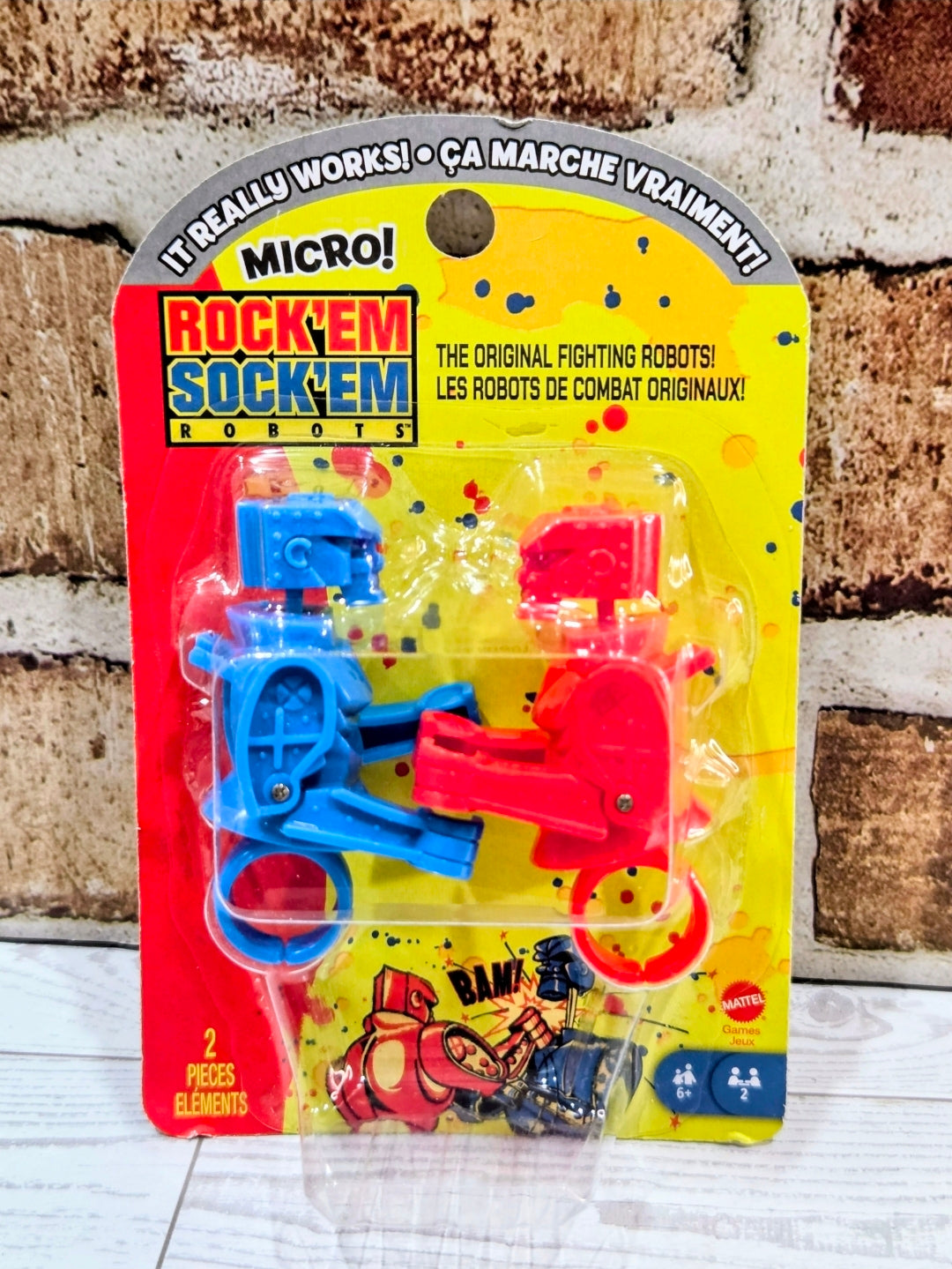 Robot finger ring set blister pack featuring blue and red rings