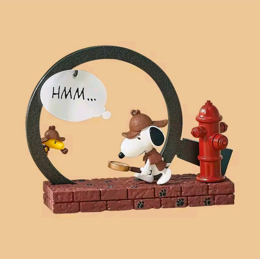 Peanuts Snoopy magnifying-glass frame art figure: Snoopy in a dark oval viewer