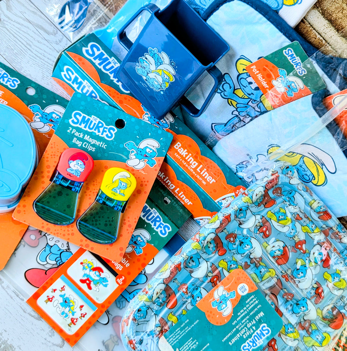 Smurfs baking liners and magnet clip cards with blue character artwork