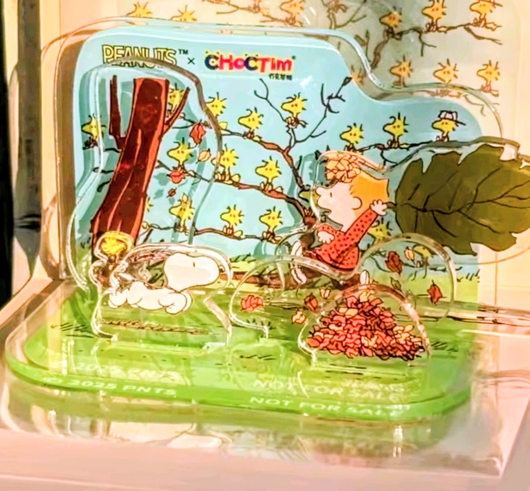Acrylic desktop ornament puzzle scene in blister, Snoopy near large green leaf tree