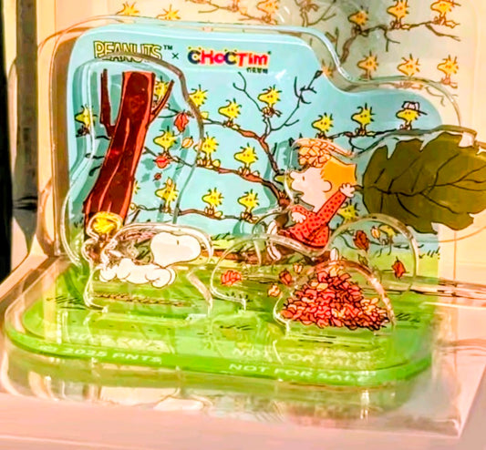 Acrylic desktop ornament puzzle scene in blister, Snoopy near large green leaf tree