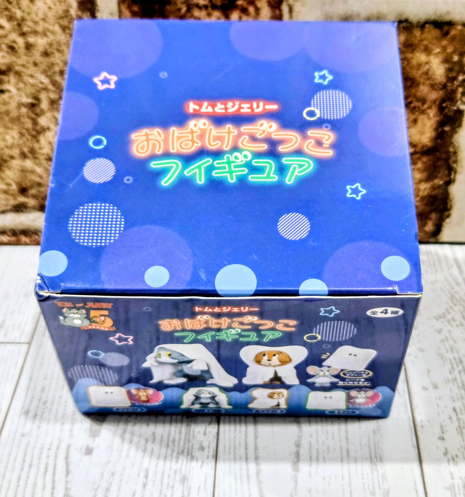 Ghost-sheet character figure set box top with blue star pattern
