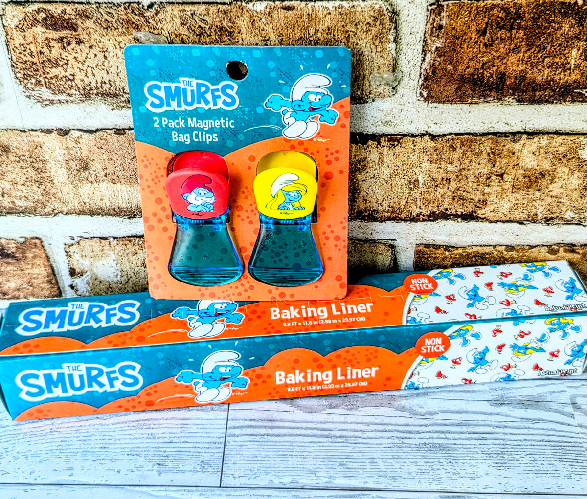 Smurfs magnetic bag clips pack with baking liner and matching non-stick sheet