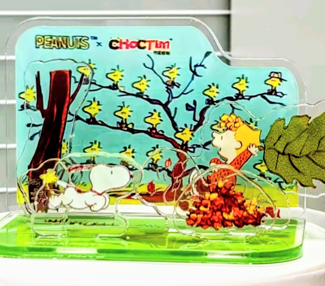 Acrylic Snoopy autumn desktop ornament puzzle scene in clear blister, teal sky and tree