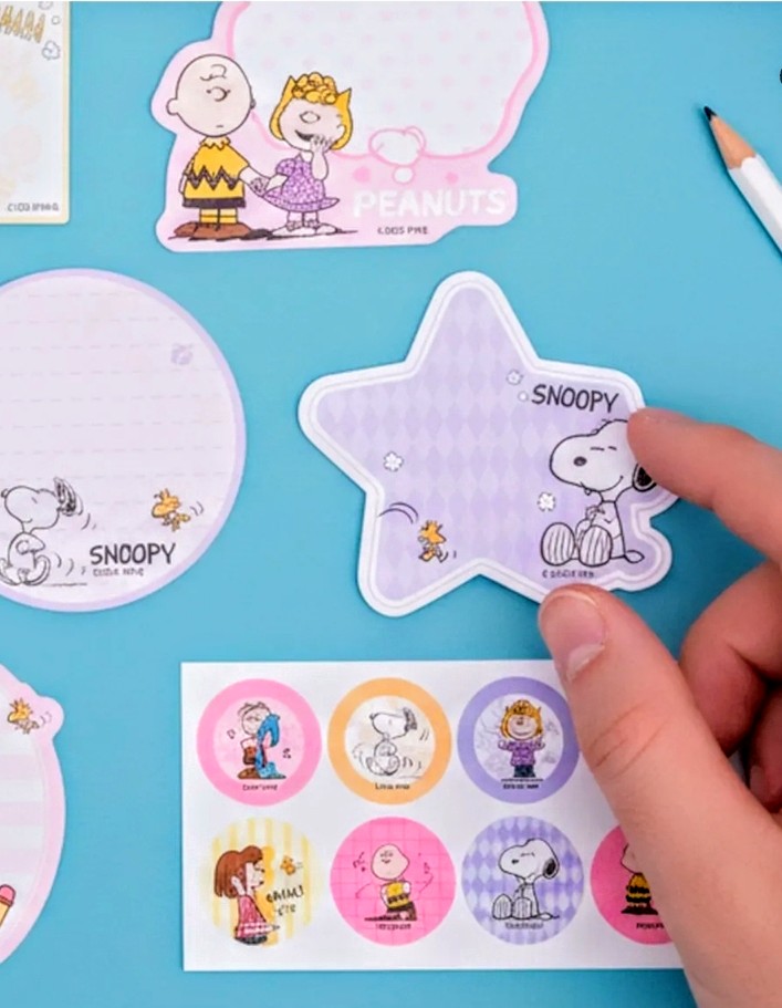 Star-shaped Snoopy sticker note with round sticker sheet and small character icons