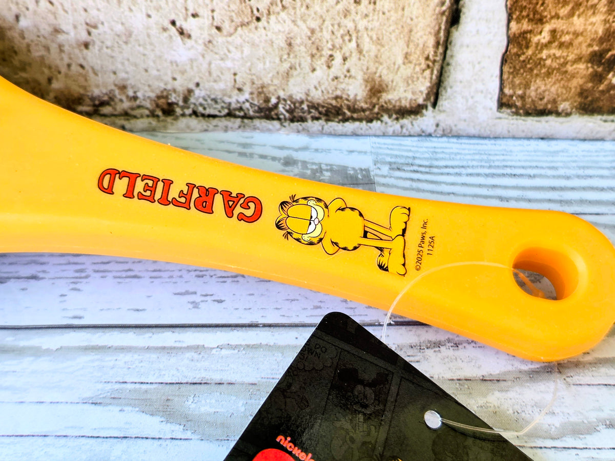 Yellow brush handle with Garfield “GREAT” text and character logo