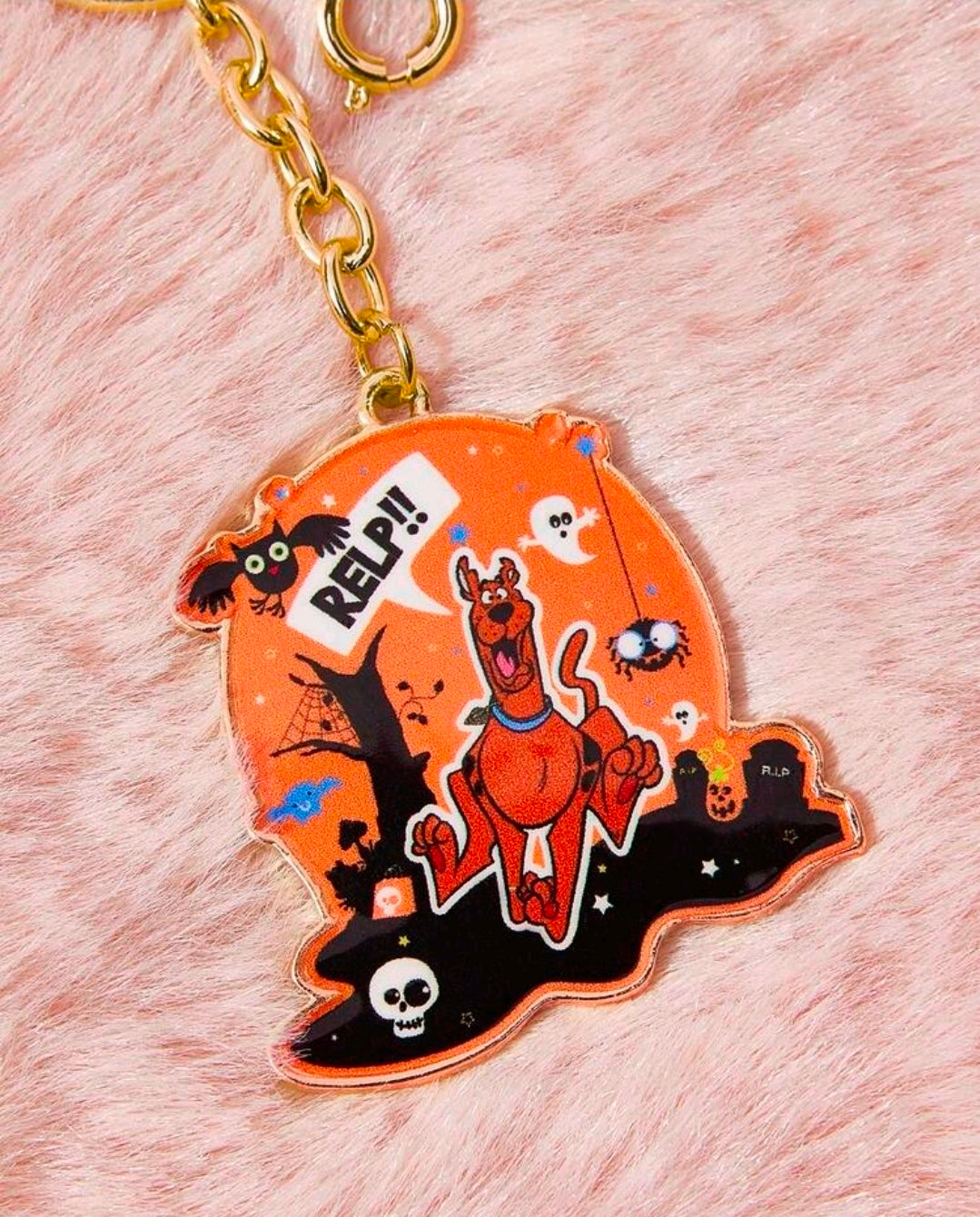 Gold-tone enamel keychain with orange Halloween Scooby-Doo character scene charm