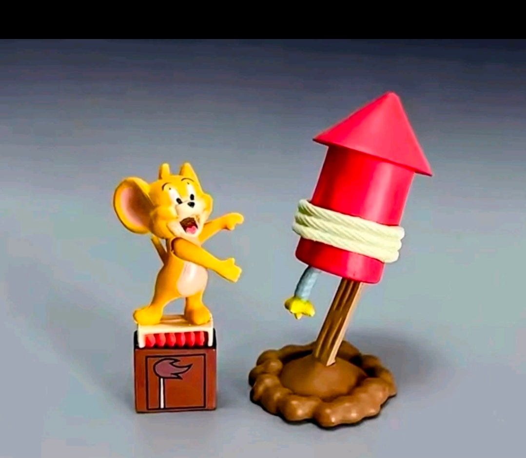 Rocket scene figure set: orange mouse on crate and gray cat with red rocket